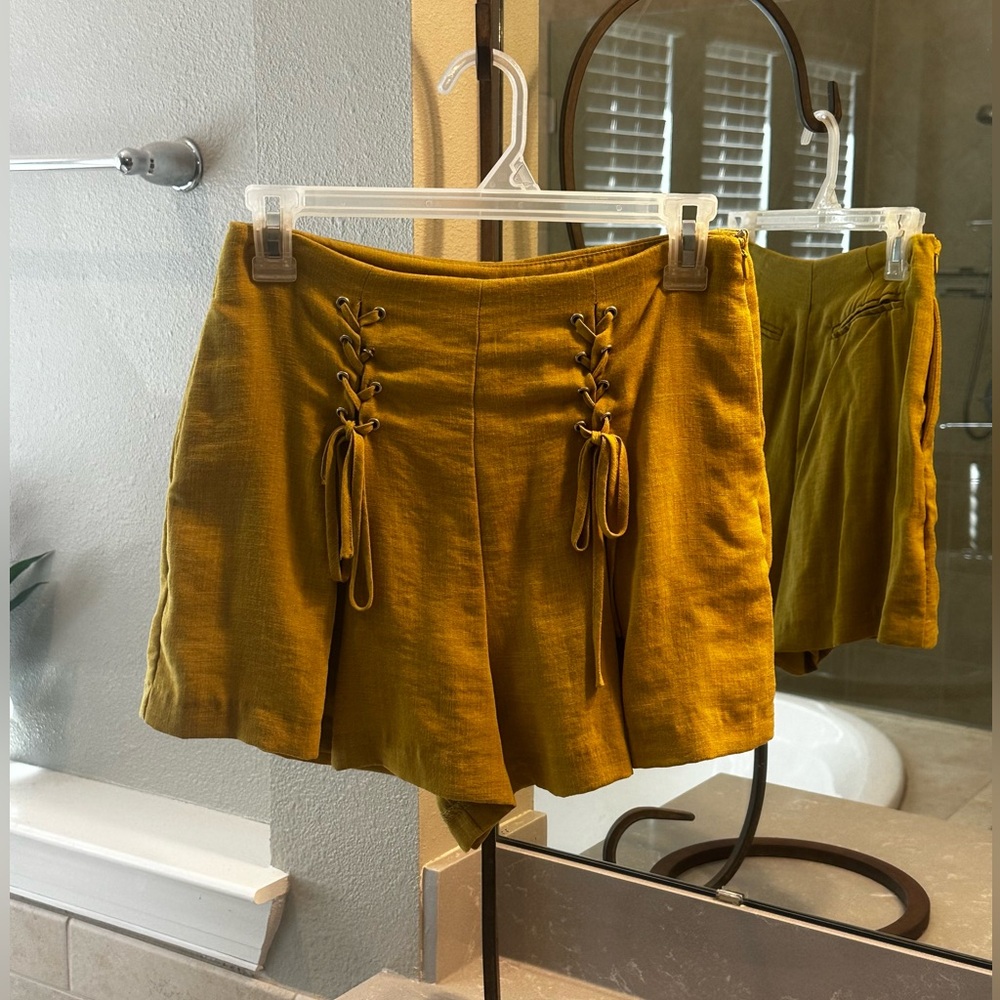 J.O.A. Light Mustard Brown High Waist Lace-Up Culotte Skort with Laces Sz XS